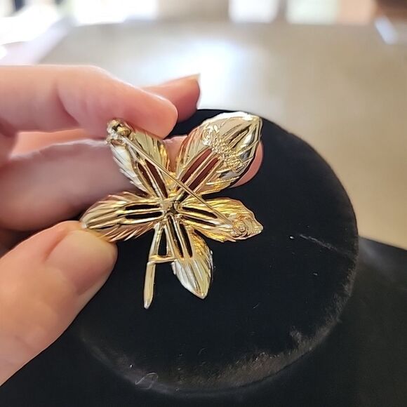 Vintage Sarah Coventry Leaf  Brooch Approximately 2”x 1.5” 12.9g - Picture 3 of 3